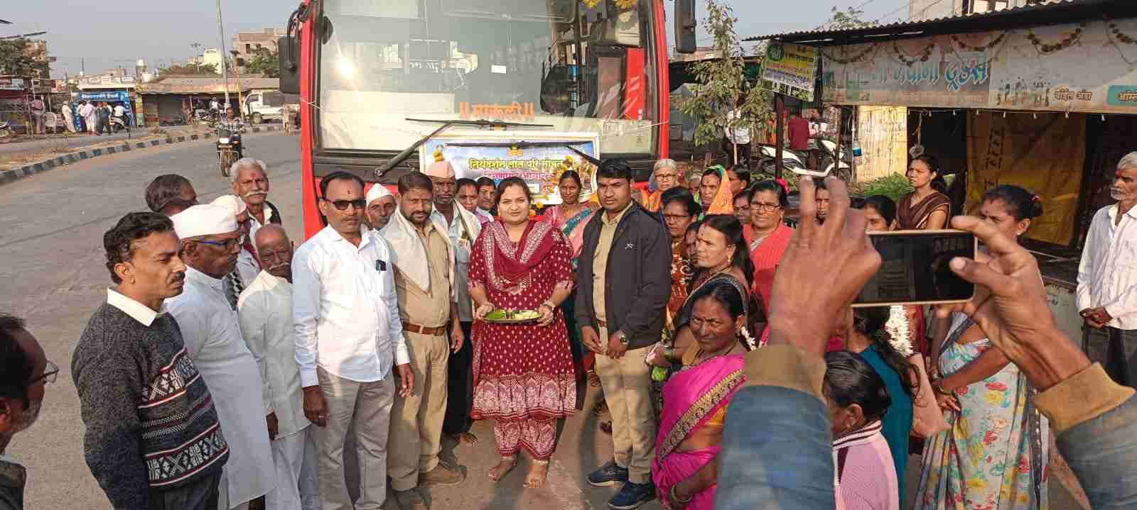 तिर्थदर्शन योजनेमुळे ज्येष्ठ नागरिकांना व महिलांना मिळतो लाभ   40  भाविक भक्त पंढरपूरला रवाना